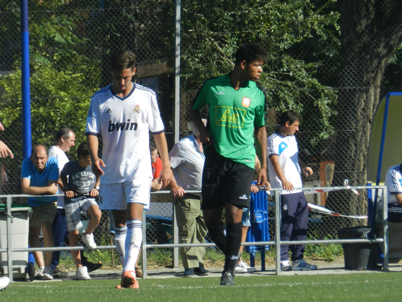 Dos de nuestros jugadores en el juvenil División de Honor ante el Real Madrid