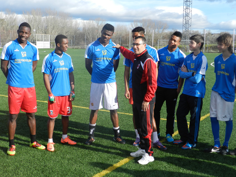 Un autre jour de modernisation de football donnée par les entraîneurs Milan Junior Camp
