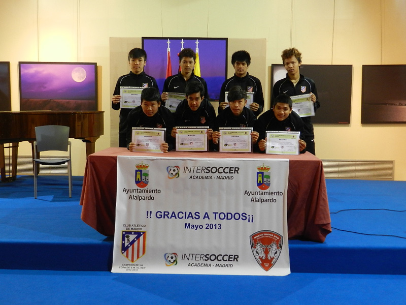 Club Atlético de Madrid and Alalpardo City Council give awards to Muhangtong United players from Thailand