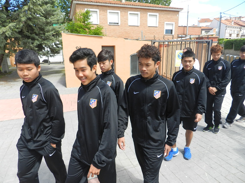 Le Club Atlético de Madrid et la Ville de Alalpardo donnent diplômes aux joueurs thaïlandais du Muhangtong United
