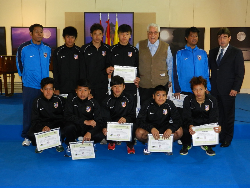 Club Atlético de Madrid and Alalpardo City Council give awards to Muhangtong United players from Thailand