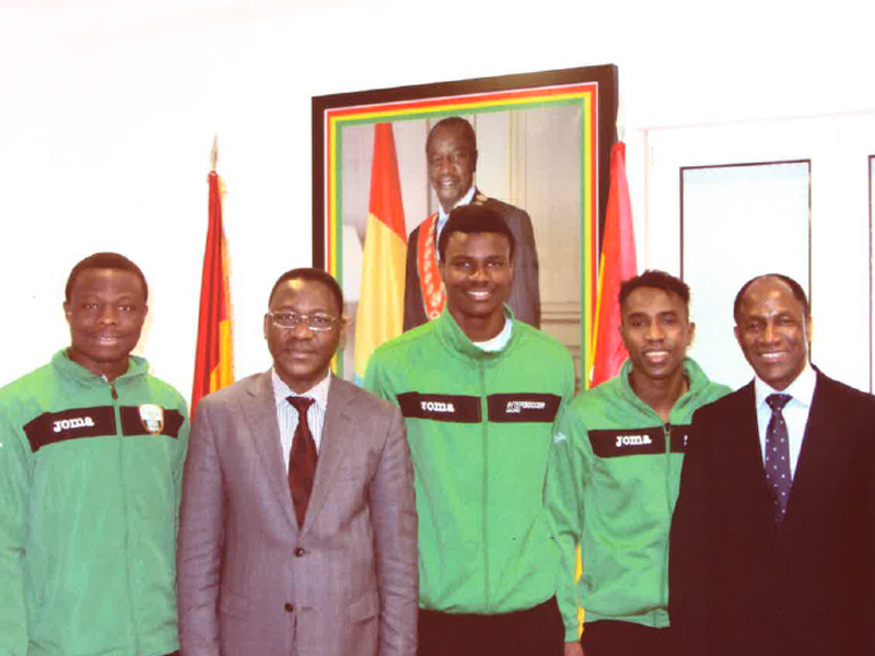 La dirección de InterSoccer y los alumnos del país en la academia son recibidos en la Embajada de la República de Guinea en España