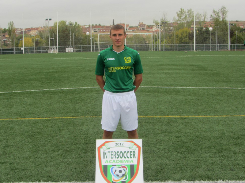 Bogdan, jugador de primer año juvenil, con el Tercera División Nacional Senior