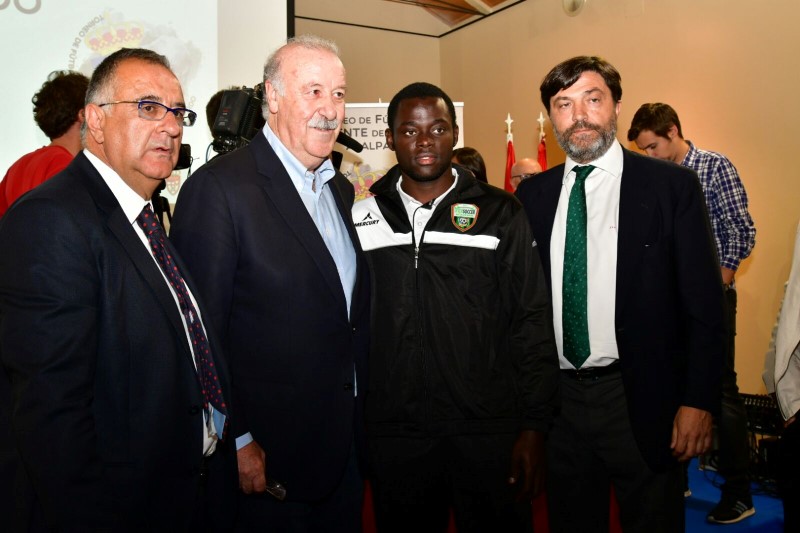 VICENTE DEL BOSQUE, SELECCIONADOR DE LA ESPAÑA CAMPEONA DEL MUNDO, CON LA A.C. INTERSOCCER EN ALALPARDO.-
