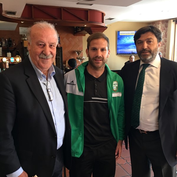 VICENTE DEL BOSQUE, SELECCIONADOR DE LA ESPAÑA CAMPEONA DEL MUNDO, CON LA A.C. INTERSOCCER EN ALALPARDO.-