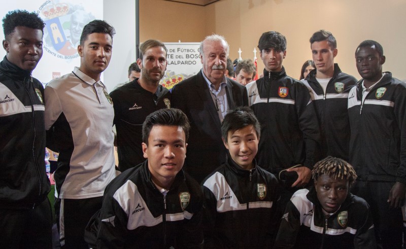 VICENTE DEL BOSQUE, SELECCIONADOR DE LA ESPAÑA CAMPEONA DEL MUNDO, CON LA A.C. INTERSOCCER EN ALALPARDO.-