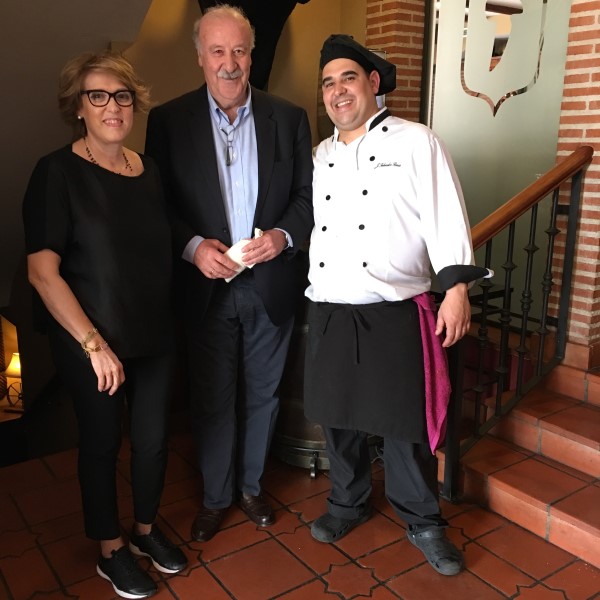 VICENTE DEL BOSQUE, SELECCIONADOR DE LA ESPAÑA CAMPEONA DEL MUNDO, CON LA A.C. INTERSOCCER EN ALALPARDO.-