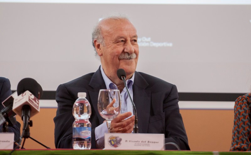 VICENTE DEL BOSQUE, SELECCIONADOR DE LA ESPAÑA CAMPEONA DEL MUNDO, CON LA A.C. INTERSOCCER EN ALALPARDO.-