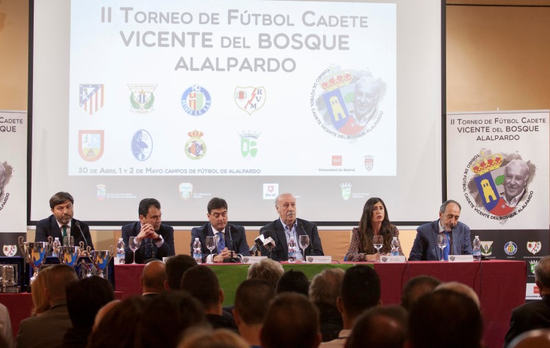 VICENTE DEL BOSQUE, SELECCIONADOR DE LA ESPAÑA CAMPEONA DEL MUNDO, CON LA A.C. INTERSOCCER EN ALALPARDO.-