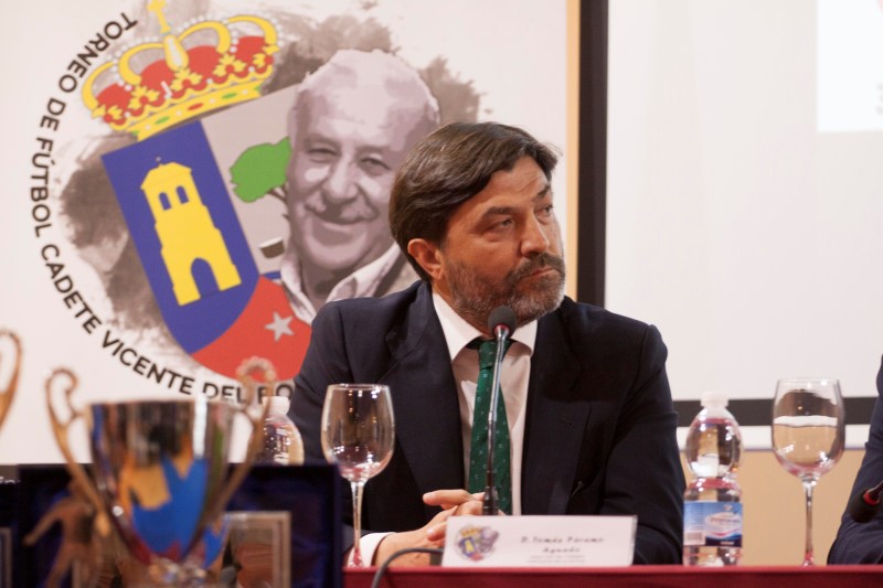 VICENTE DEL BOSQUE, SELECCIONADOR DE LA ESPAÑA CAMPEONA DEL MUNDO, CON LA A.C. INTERSOCCER EN ALALPARDO.-