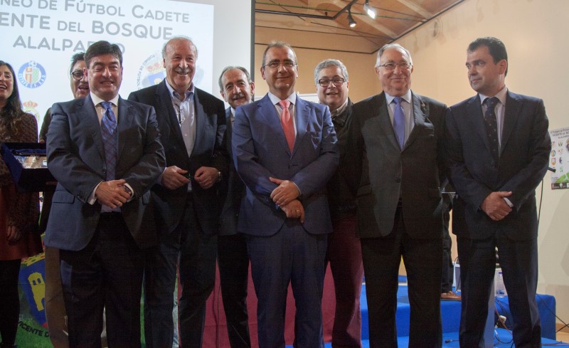 VICENTE DEL BOSQUE, SELECCIONADOR DE LA ESPAÑA CAMPEONA DEL MUNDO, CON LA A.C. INTERSOCCER EN ALALPARDO.-