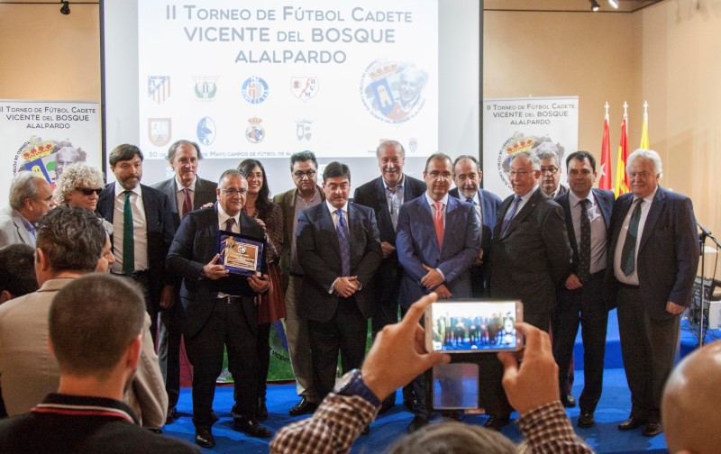 VICENTE DEL BOSQUE, SELECCIONADOR DE LA ESPAÑA CAMPEONA DEL MUNDO, CON LA A.C. INTERSOCCER EN ALALPARDO.-