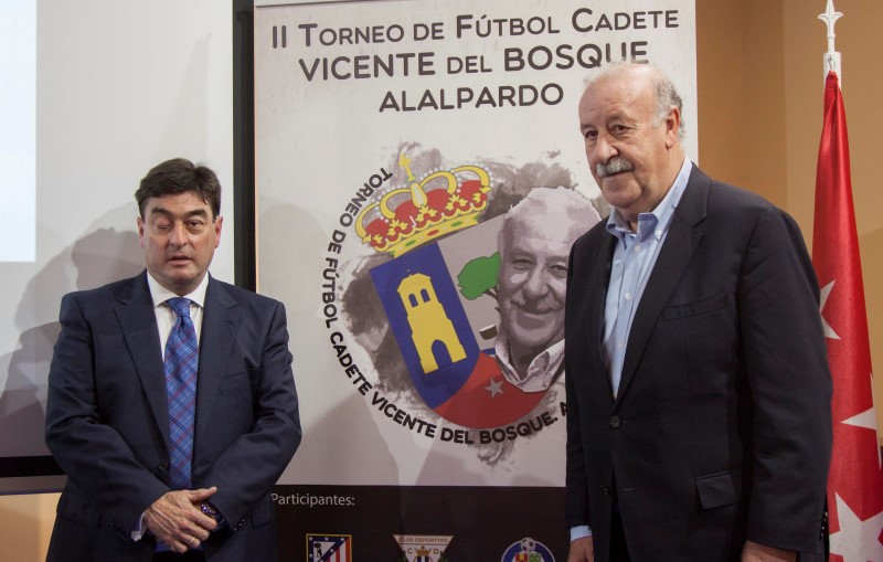 VICENTE DEL BOSQUE, SELECCIONADOR DE LA ESPAÑA CAMPEONA DEL MUNDO, CON LA A.C. INTERSOCCER EN ALALPARDO.-