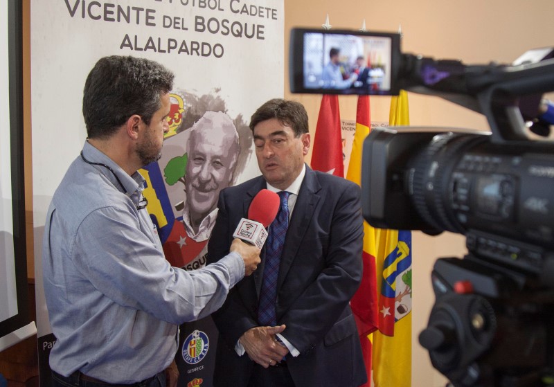 VICENTE DEL BOSQUE, SELECCIONADOR DE LA ESPAÑA CAMPEONA DEL MUNDO, CON LA A.C. INTERSOCCER EN ALALPARDO.-